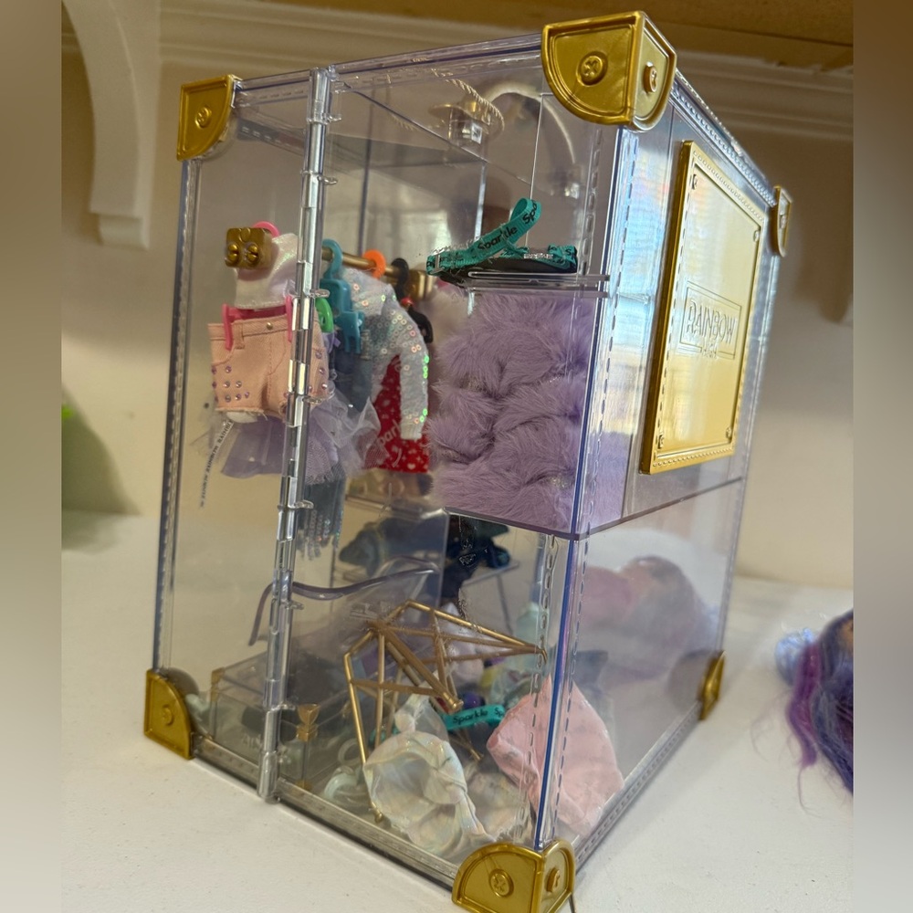 Rainbow High Deluxe Fashion Closet Playset with Doll, Clothes, Shoes and More! - Picture 3 of 12